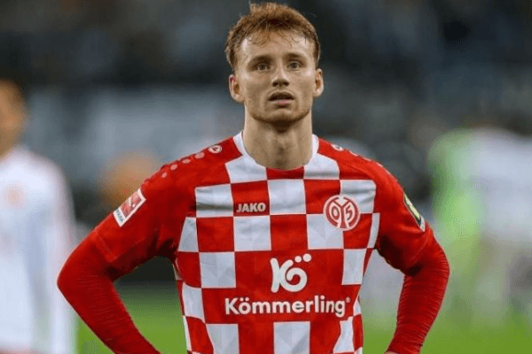  罗马瞄准利物浦年轻中卫范登贝尔赫